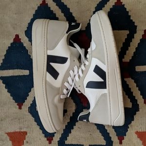 Veja 
V-10 B-MESH WHITE NAUTICO
